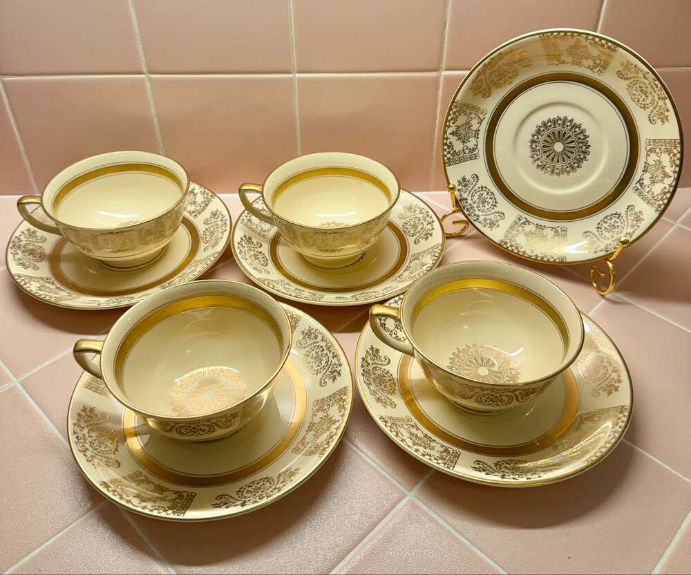 Vintage Johnson Bros England Victorian JB13 Cup and Saucer Set of 4
